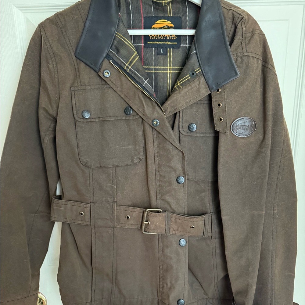 Stylish Brown Utility Jacket with Black Collar